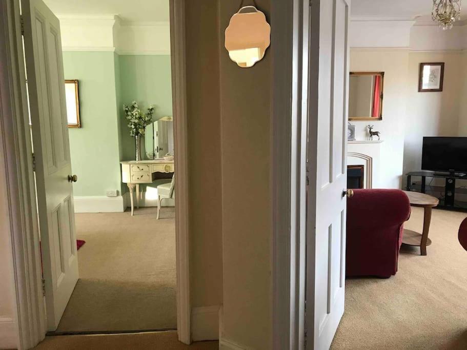 Brook Lodge Garden Flat Суонидж Экстерьер фото